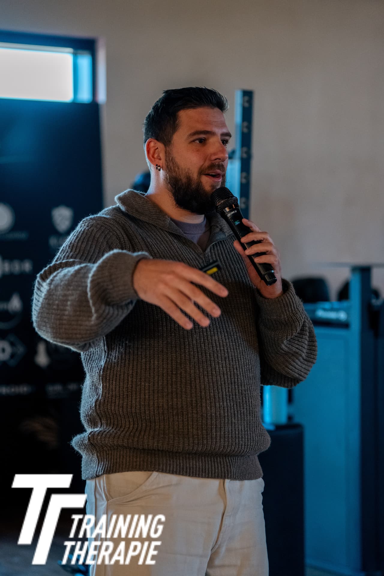 Jérémy Wianni en formation, micro en main, devant des kinés